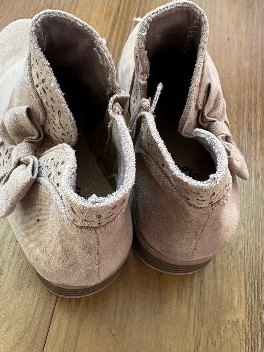 Girls Suede Bow Ankle Booties in Taupe. Size 10. INV25/579
